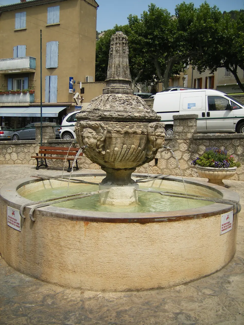 Fontaine de Beaumes-de-Venise MH