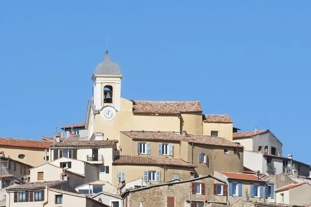 Vue du village de Berre-les-Alpes depuis la route des Escaillouns le jour de l’équinoxe de printemps (cropped)