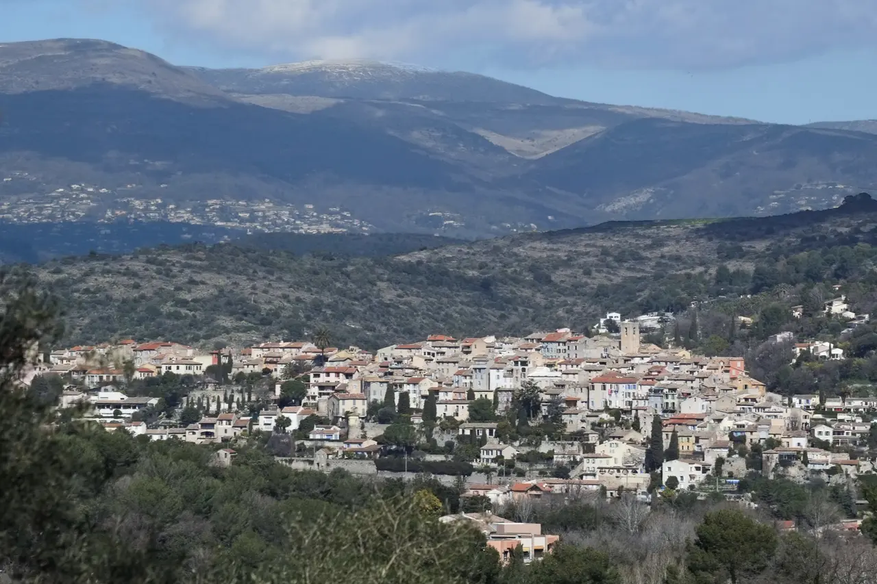 Vue du village de Biot depuis le chemin de l’Orangerie d’Antibes