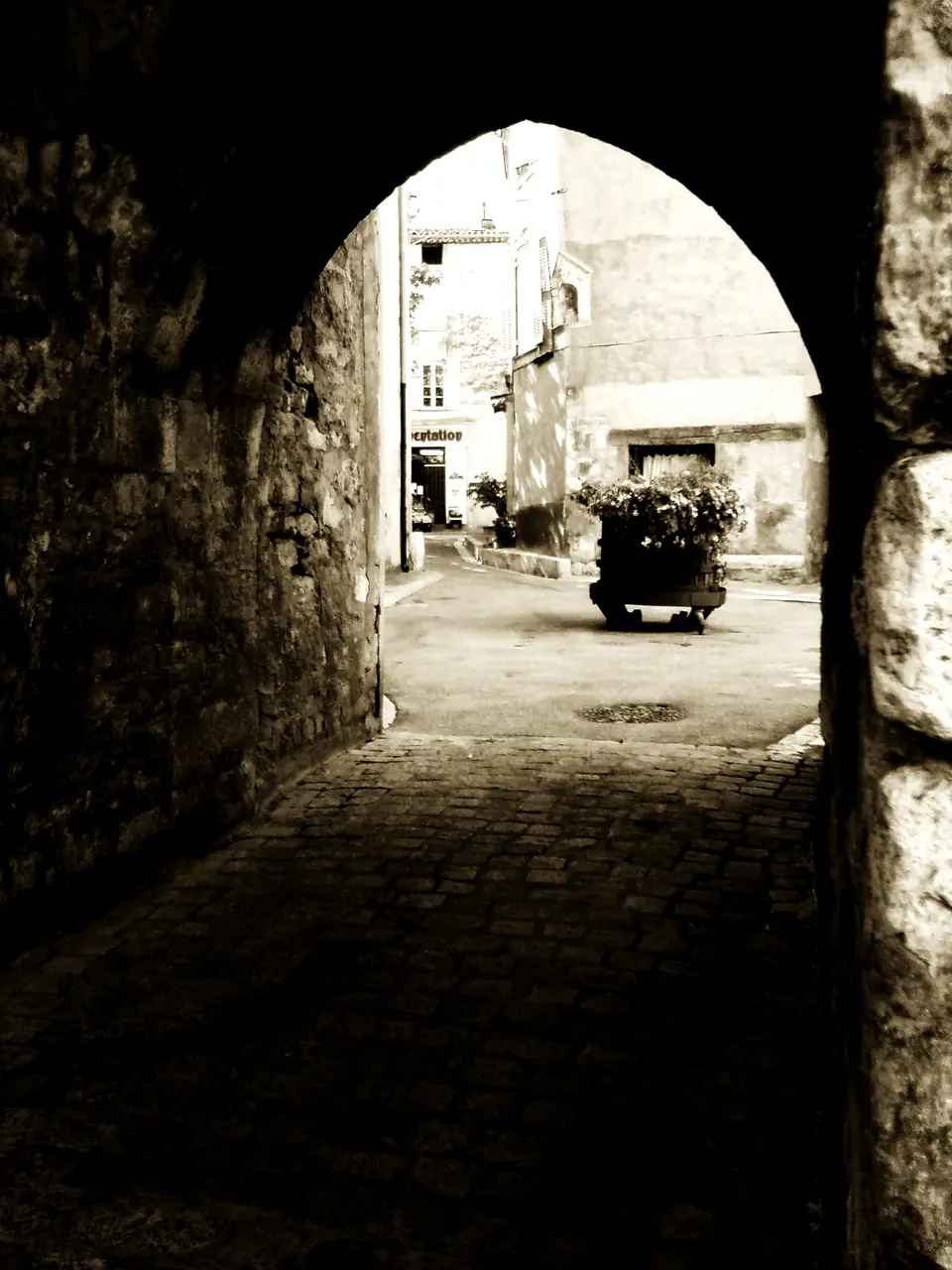 File:Rue de Cabasse en N&B.jpg