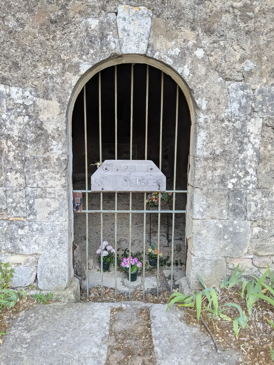 Cabrières-d'Avignon - Chapelle Saint-Eusèbe, porte d'entrée (juin 2025)