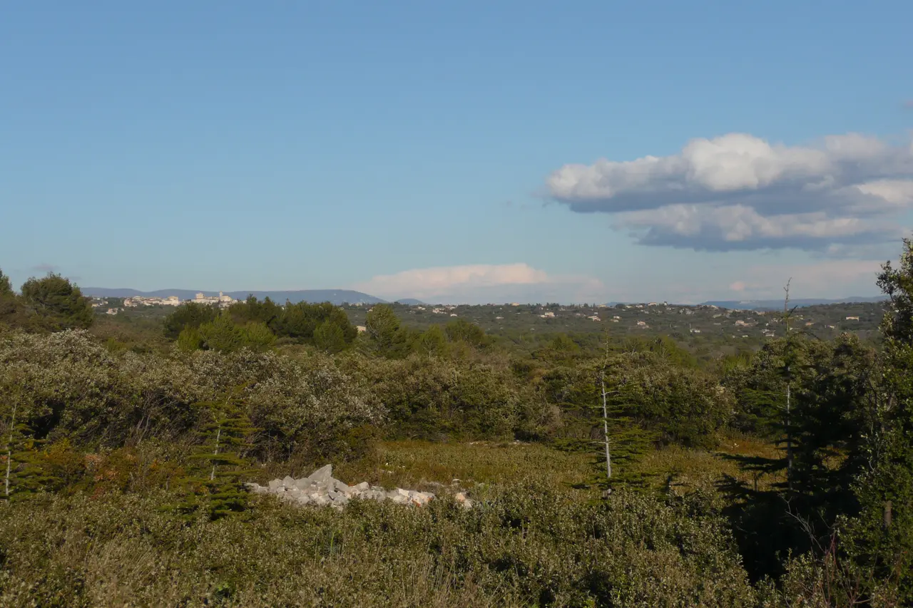 File:Vue depuis les Cèdres (près de Cabrières d'Avignon) sur Gordes.JPG