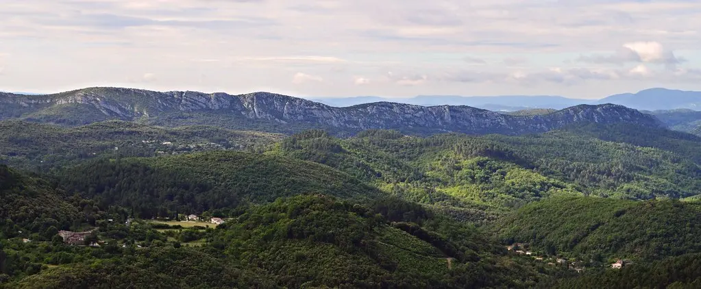 Draille d' Anduze, en face à gauche les hameaux de Tresmont et Cabriès, à droite le hameau de La Vigne, vue prise depuis les DFCI menant à Brugaunède et Ronc Sabaté