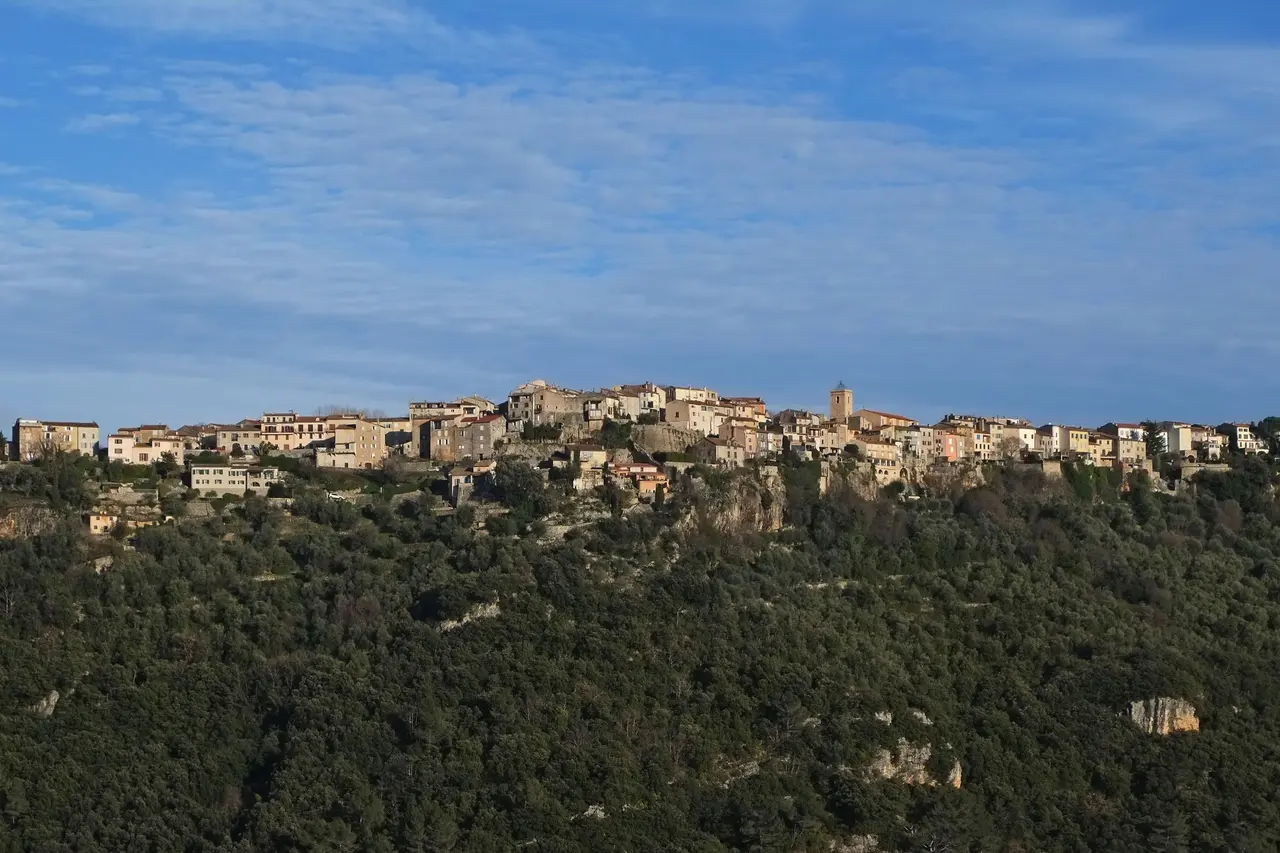 Vue du village de Saint-Cézaire-sur-Siagne depuis la route de Saint-Cézaire de Callian