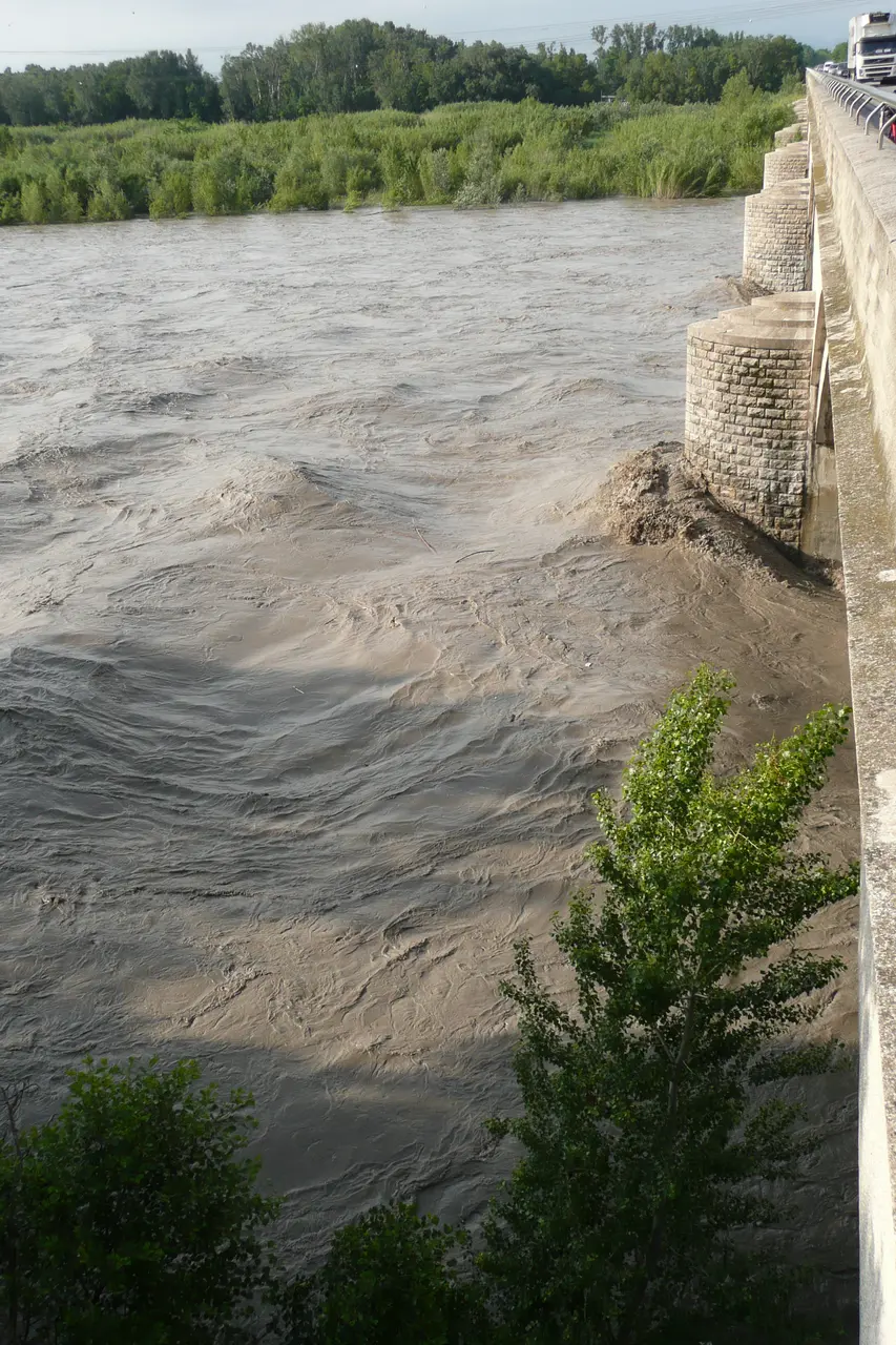 La Durance le 31 mai 2008 avec débit de 1500 mètres cubes par seconde soit 4,5 mètres près de Caumont-sur-Durance 3