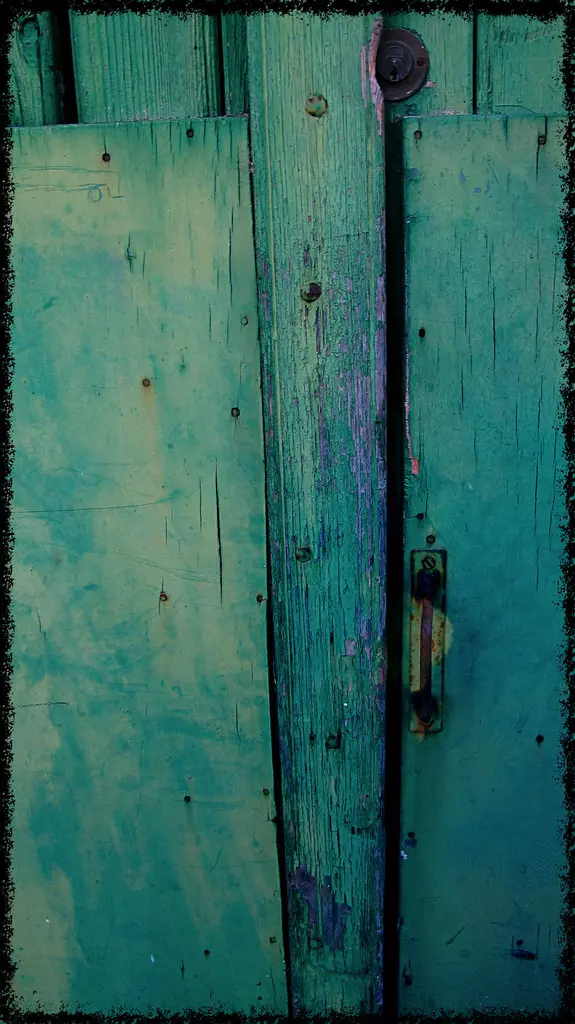 Green door in Cogolin, Canon G12