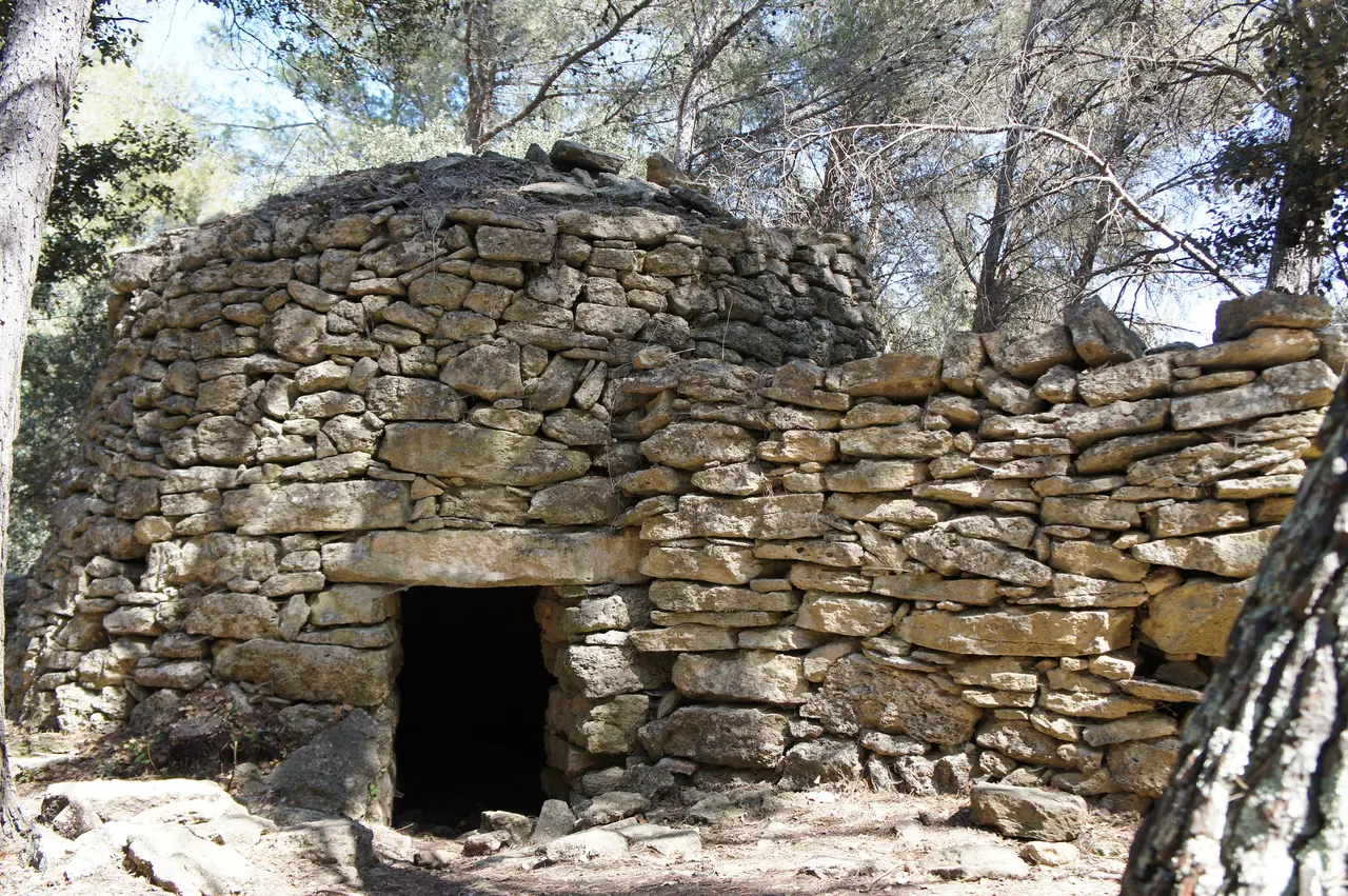 Borie et mur de pierre sèche à Cornillon-Confoux