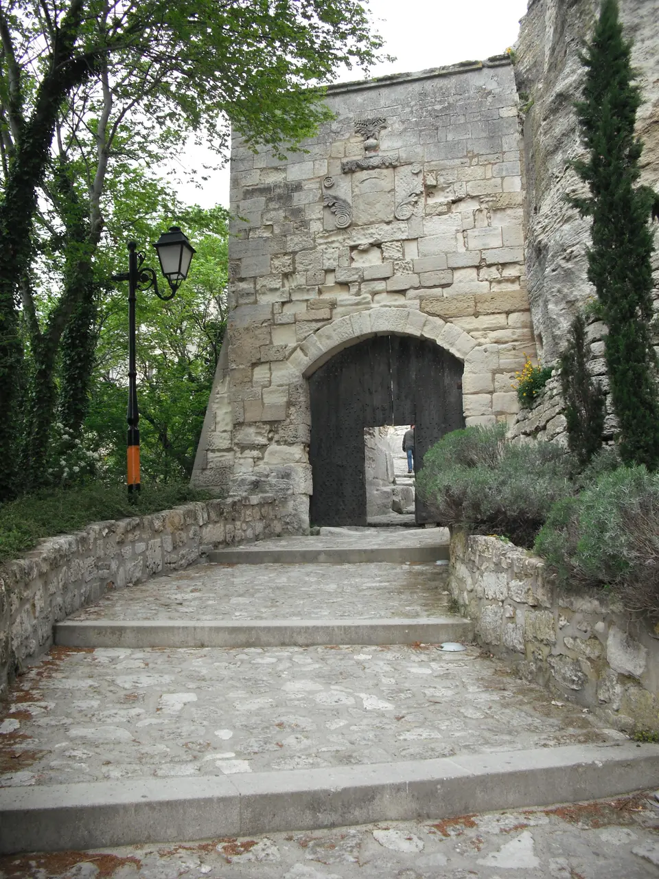 File:Porte Eyguières Baux.JPG