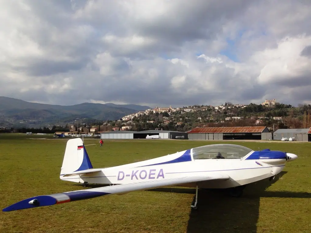 Ein Scheibe SF28 Tandemfalke in Fayence
