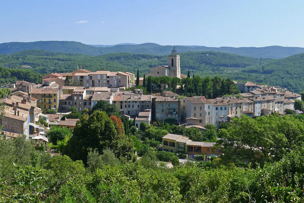 Vue du village de Flayosc depuis le chemin de la Colle (2)