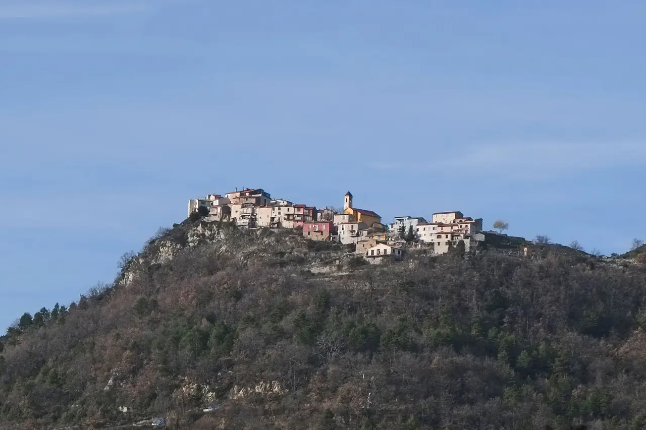 Vue du village de Tourette-du-Château depuis la route de Gilette