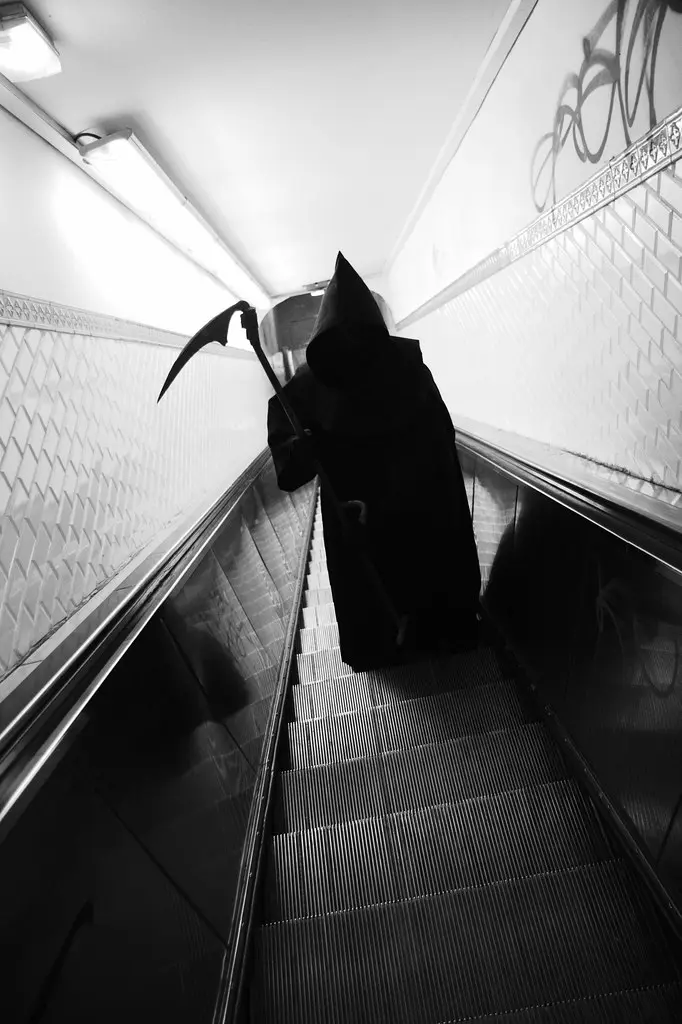 Faut juste faire gaffe à la sortie, quand la robe se coince dans l'escalator, c'est un peu chiant...