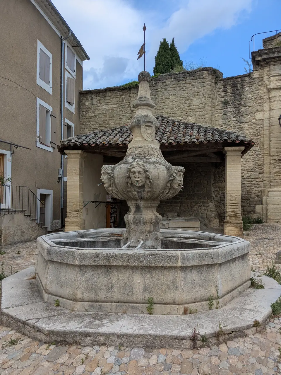 Malemort-du-Comtat - Fontaine de la Grande Porte (juin 2025)