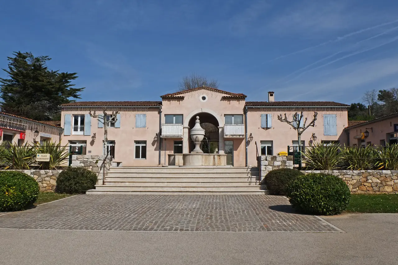 File:La place Mougins-Roquefort de Roquefort-les-Pins.JPG