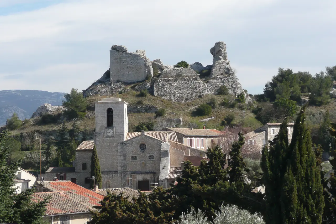 Orgon, au centre l'église