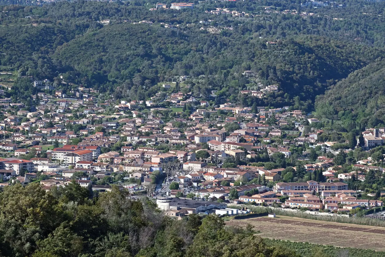 Vue du village de Pégomas depuis la piste DFCI des Harkis (au printemps)