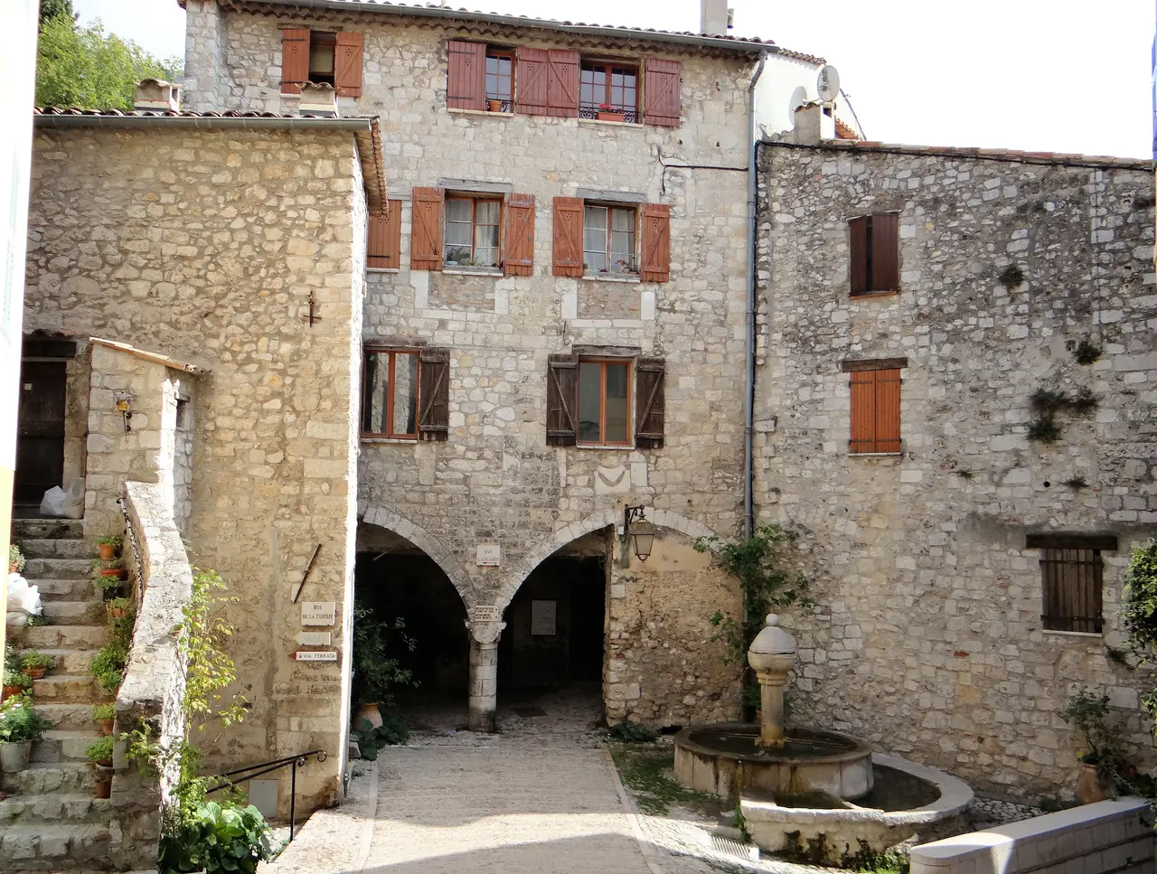 Peille - Place du Mont-Agel (ancienne place Lascaris) -01