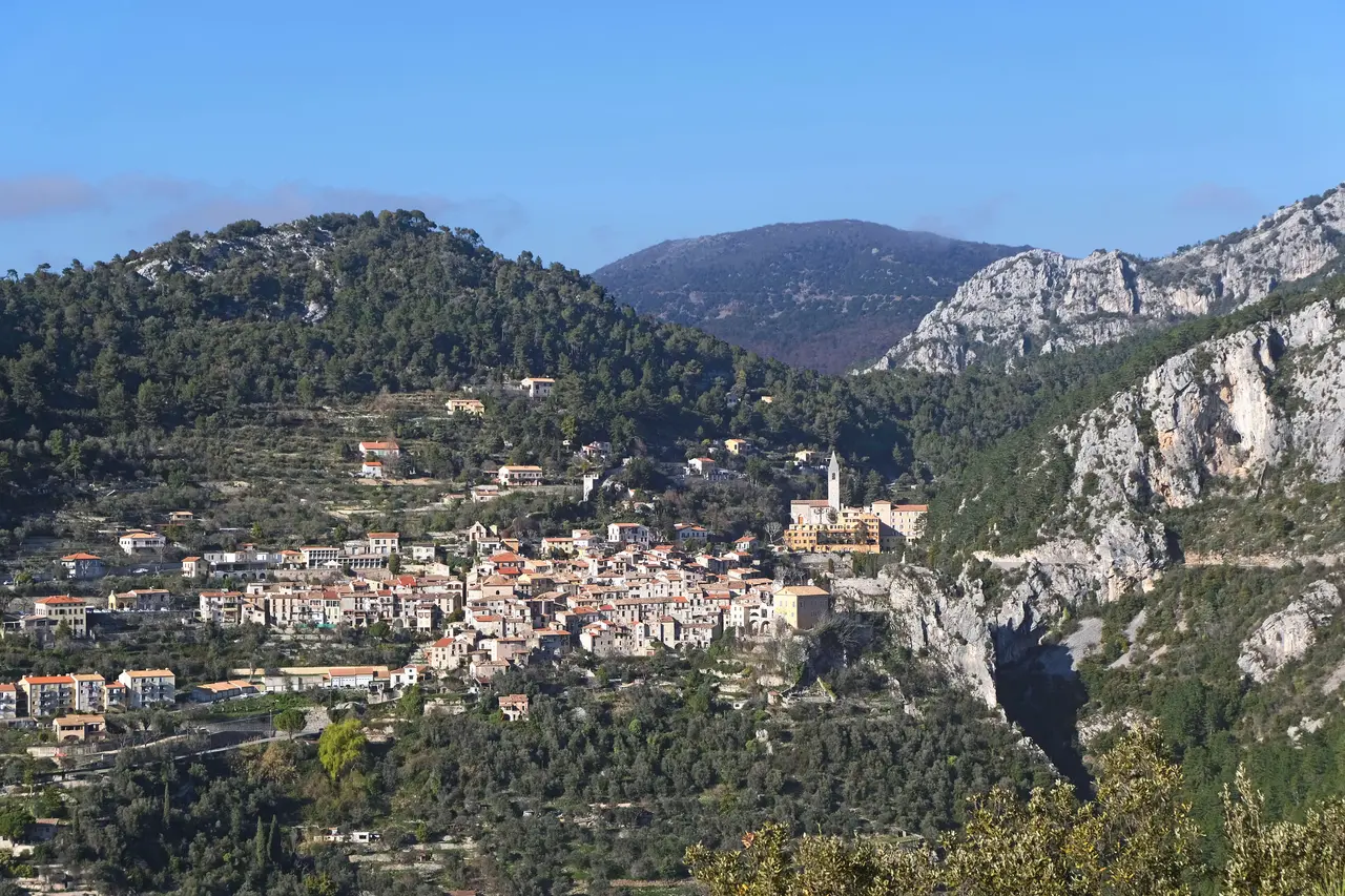 Vue hivernale du village de Peille près du col de Saint-Pancrace