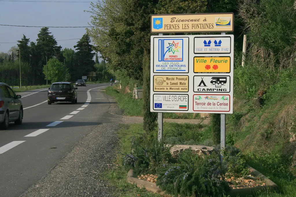 panneau 'Bienvenue' (PERNES-LES-FONTAINES,FR84)