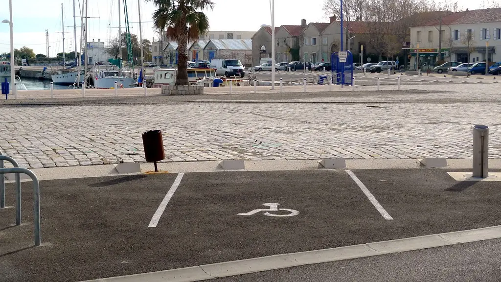 stationnement handicapé (Port-Saint-Louis-du-Rhône,FR13)
