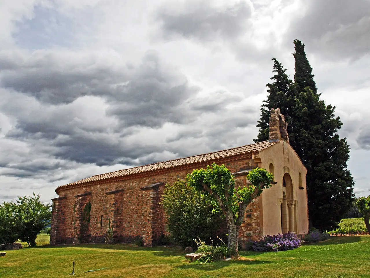 Puyloubier-Aix en provence-Sainte Victoire (13 Bouches-du-Rhône) (cropped)
