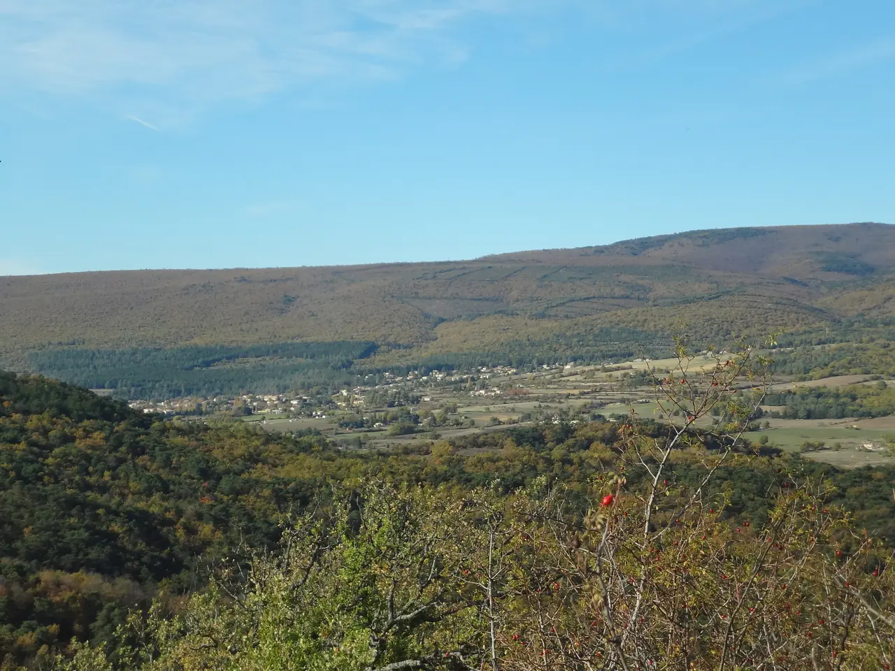 Saint-Étienne-les-Orgues, vu de Revest (Revest-Saint-Martin)