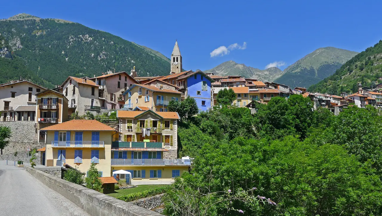 File:Vue du village de Saint-Martin-Vésubie en venant de la vallée du Var.JPG