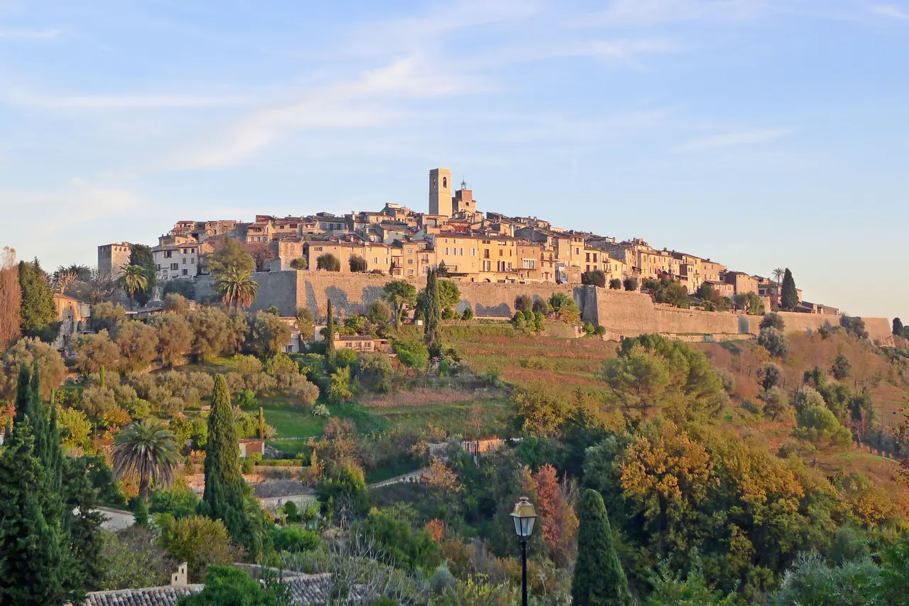 Vue du village de Saint-Paul-de-Vence depuis la route de La Colle
