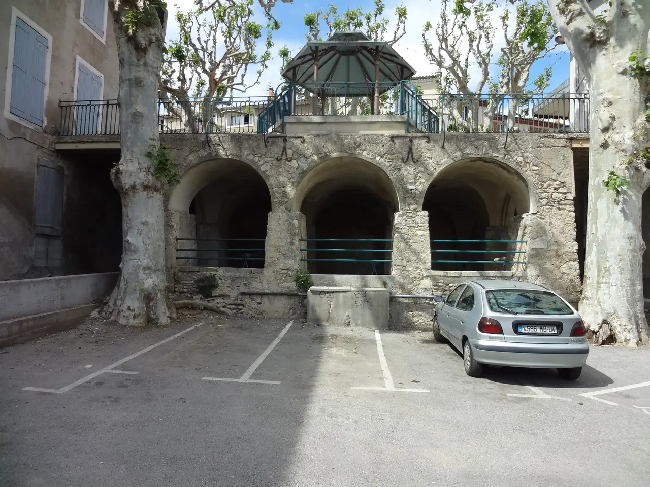File:Fontaine basse de Sainte-Tulle-2.JPG