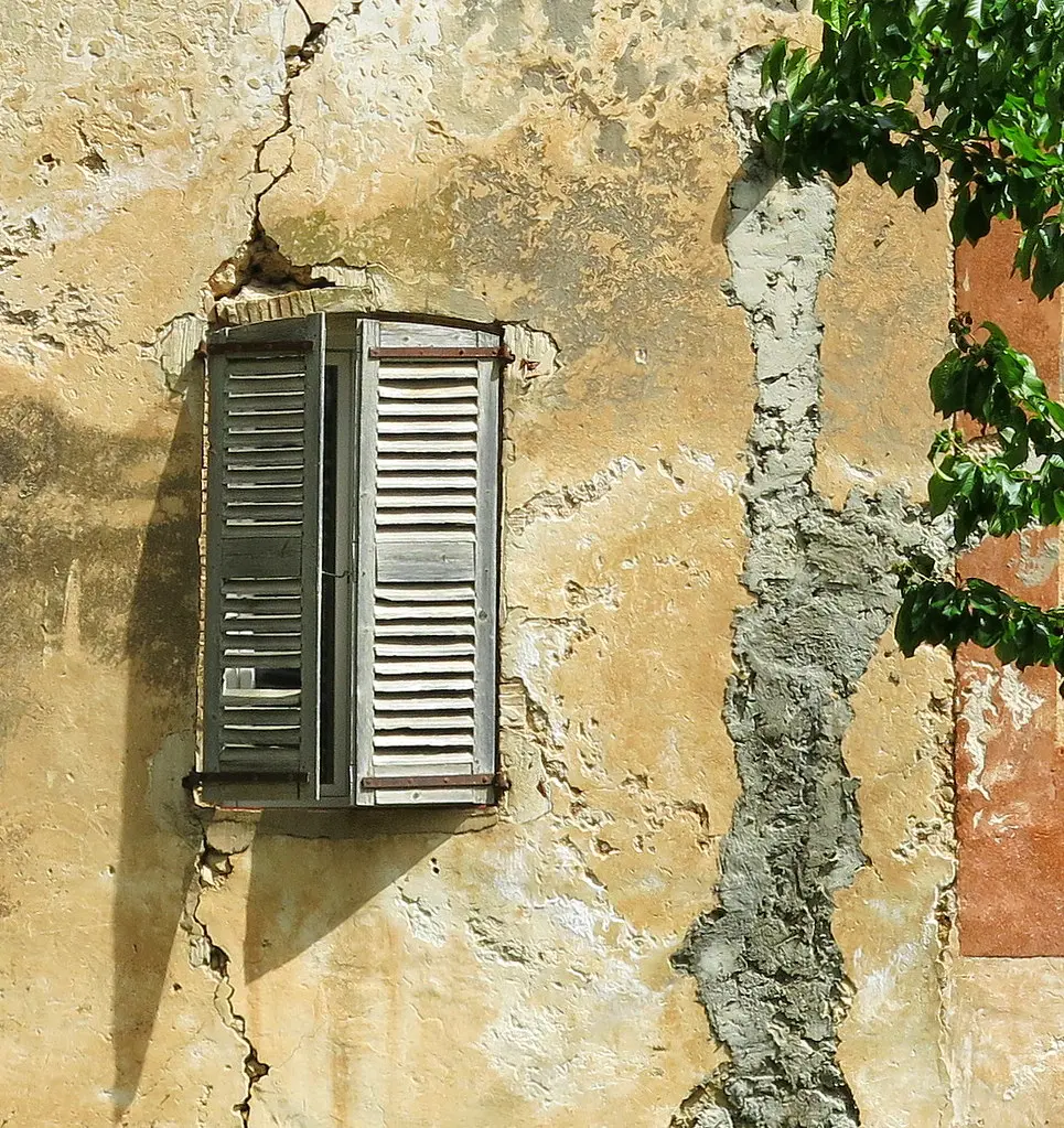 Cracks: Salernes, Var, Provence