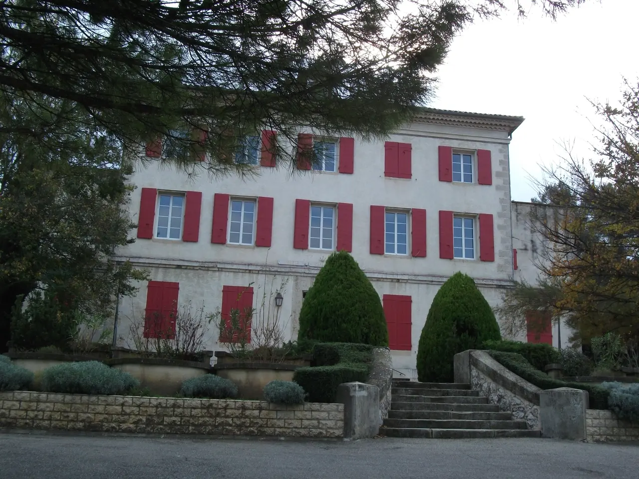 File:Simiane-collongue-hotel-de-ville.JPG