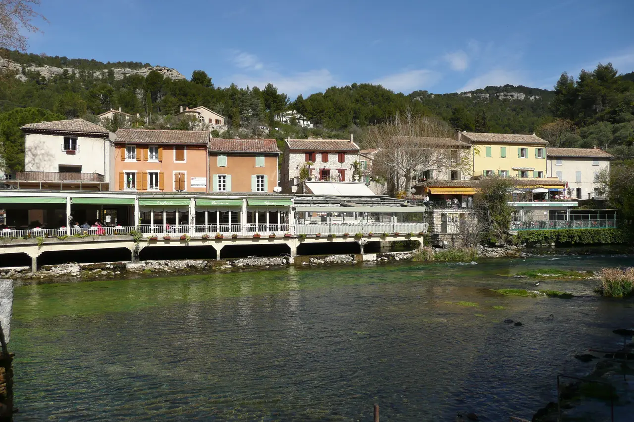 File:La Sorgue à Fontaine de Vaucluse (2).JPG