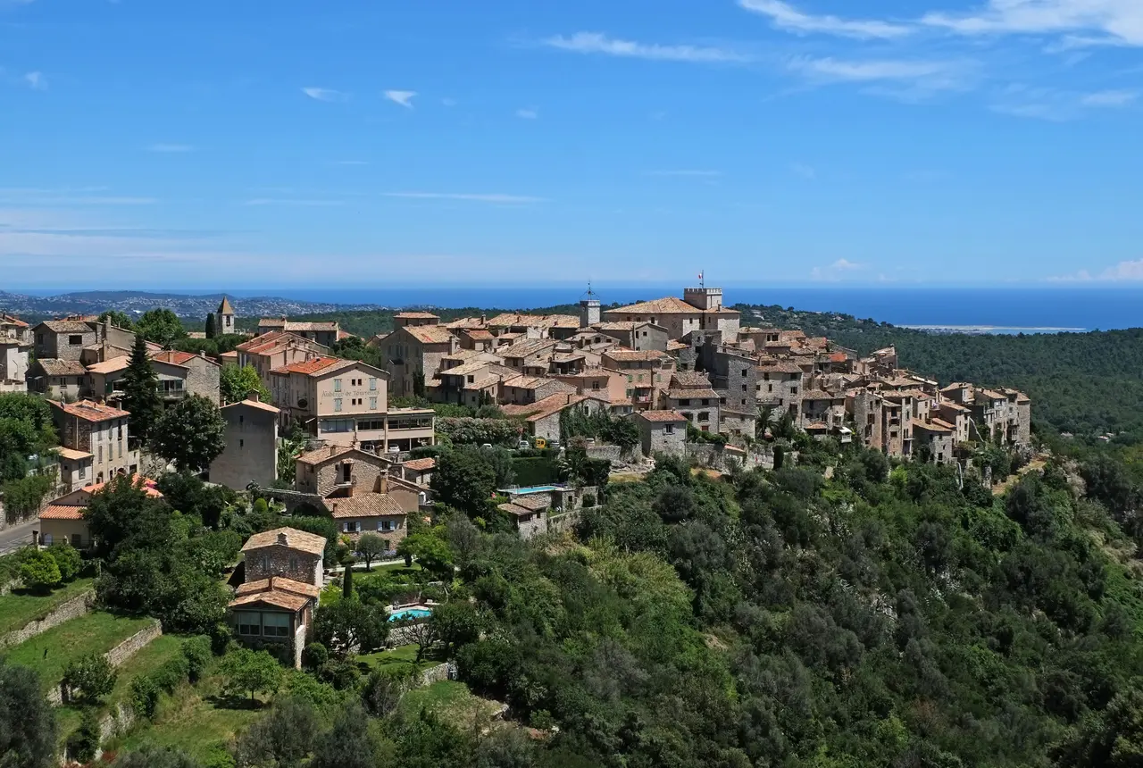 File:Vue du village de Tourrettes-sur-Loup depuis la route des Quenières.JPG