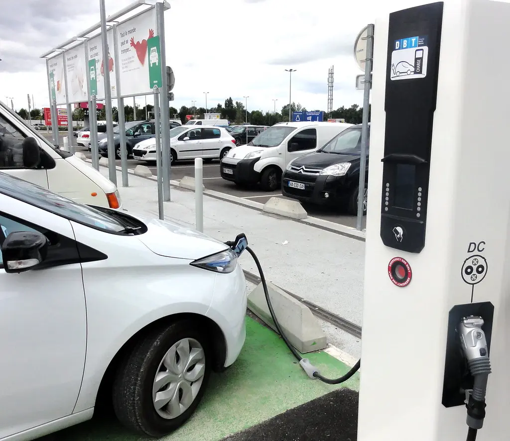 stationnement avec recharge pour véhicule hybride, Ikéa Avignon (Vedène,FR84)
