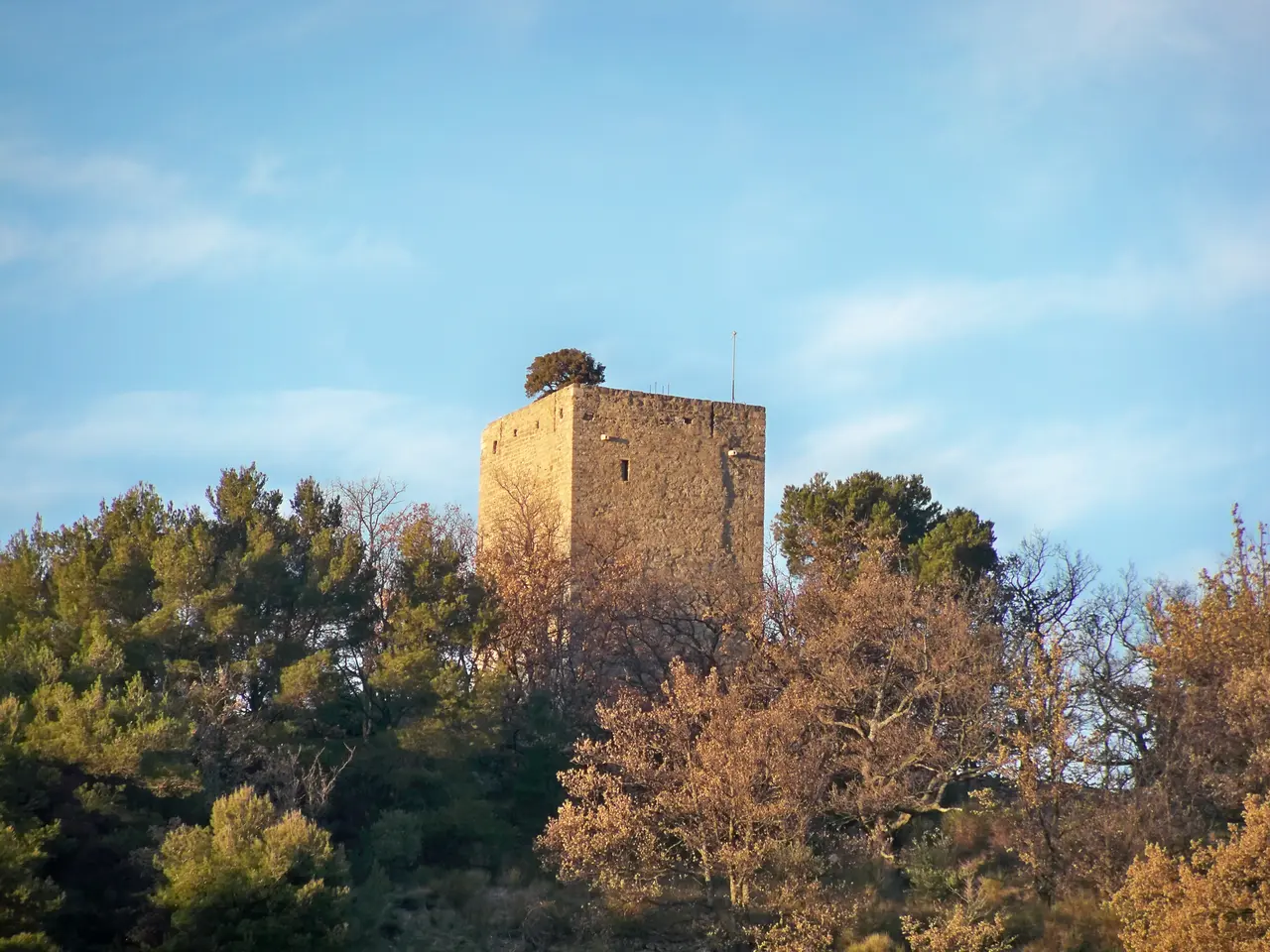 Tour du Pinet à Venasque