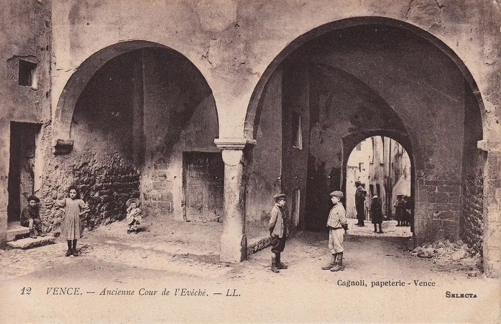 12. Vence. Ancienne Cour de l'Evêché (c.1908)