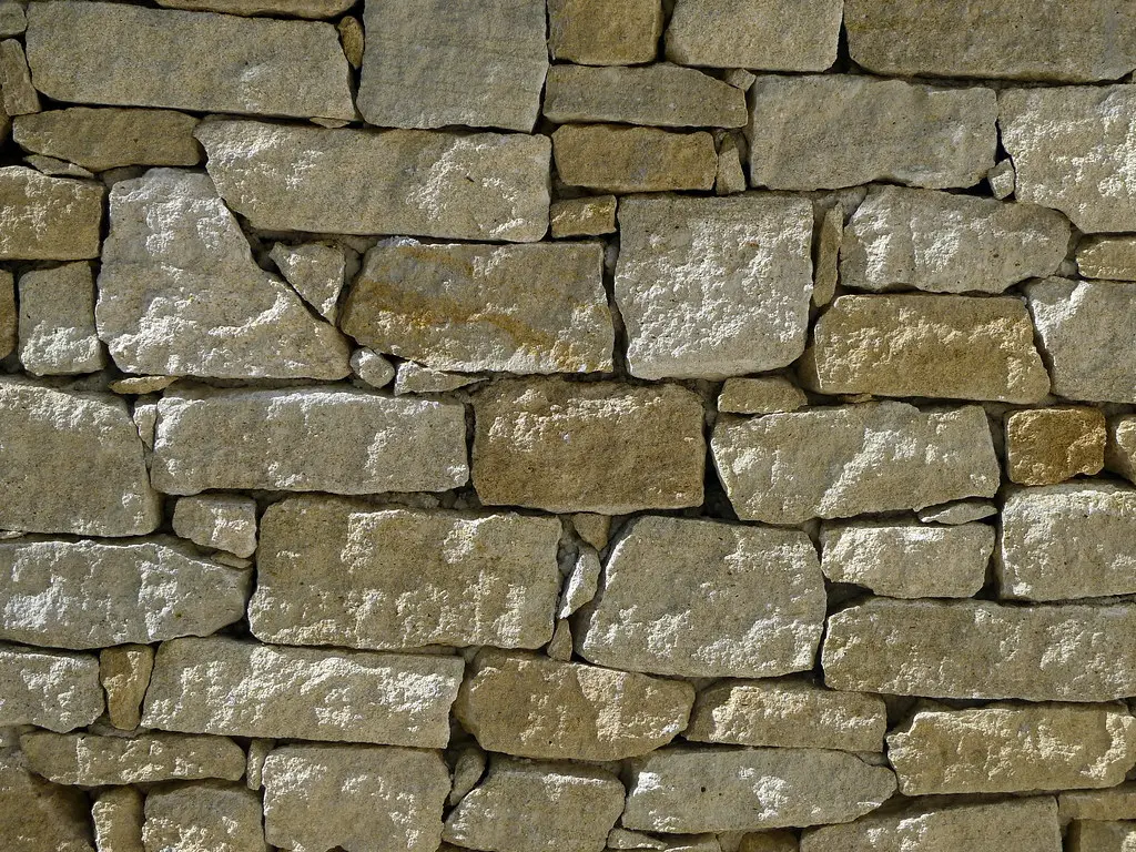 parement de pierres (Violès,FR84)