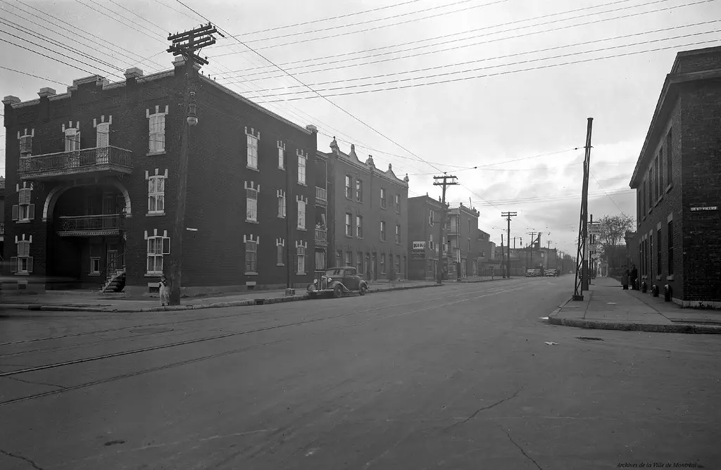 Petite-Patrie. Boulevard Rosemont (intersection de Saint-Vallier). 1943. VM95-Y-1-5_5-001 (détail). Archives de la Ville de Montréal.